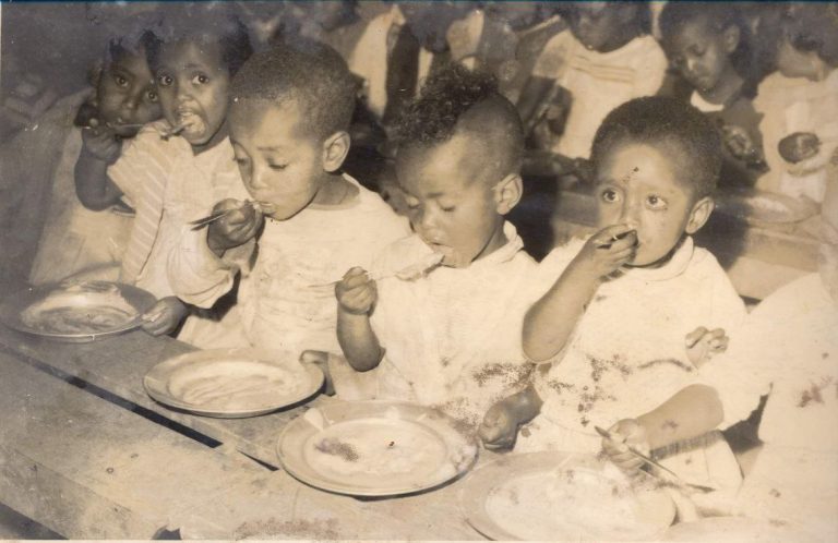 Read more about the article Children Eating FAFFA at Aware C.D. Center 1967